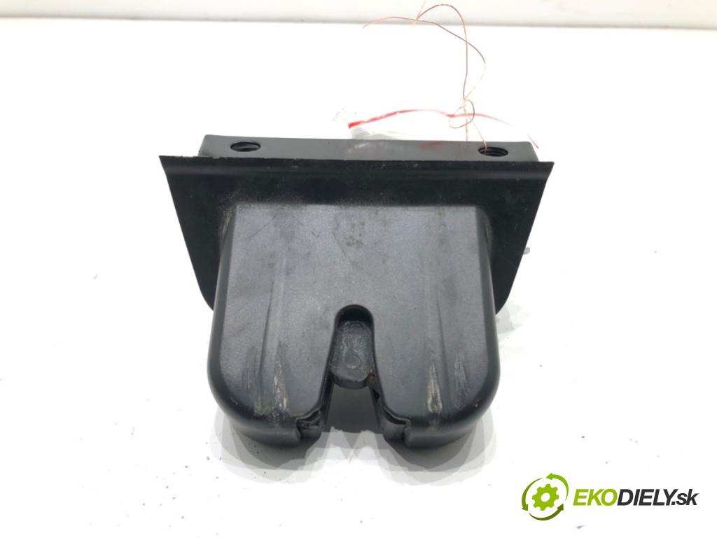 AUDI A2 liftback 2001 55 kW 1.4 1390 zámok dverí zad 