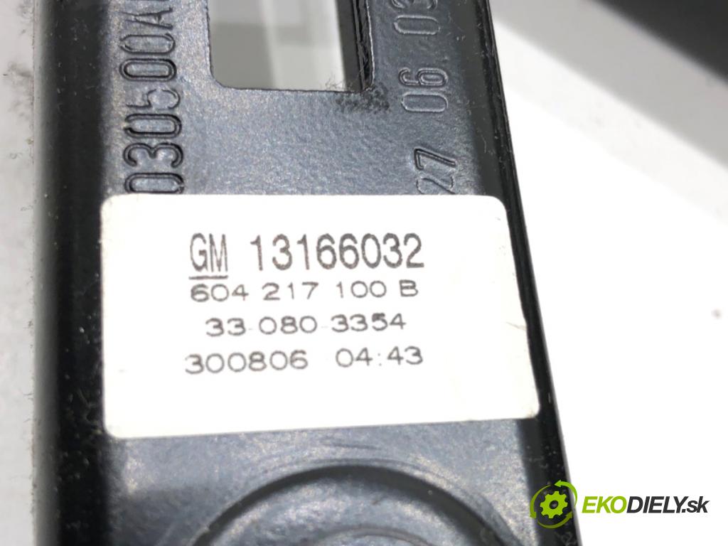 OPEL ZAFIRA B nadwozie wielkoprzestrzenne (MPV) 2006 74 kW 1.9 CDTI (M75) 1910 Držiak BEZPEČNOSŤ ľavy predný 560834901D 13166032