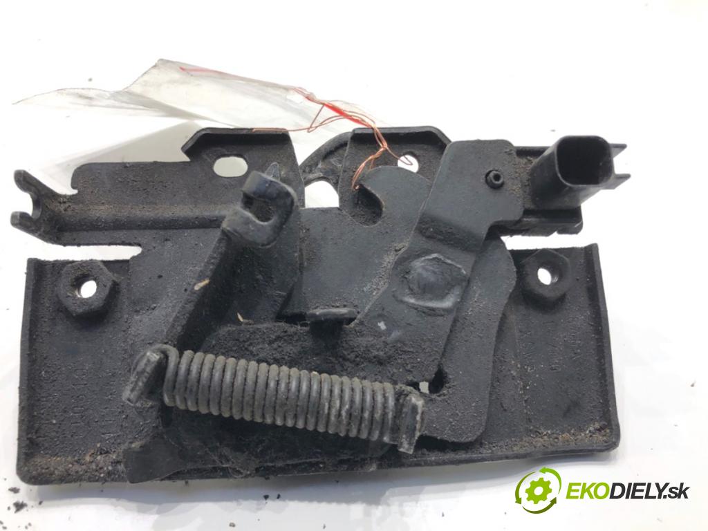 FORD FIESTA MK7 liftback 2010 55 kW 1.6 TDCi 1560 zámok kapoty přední část