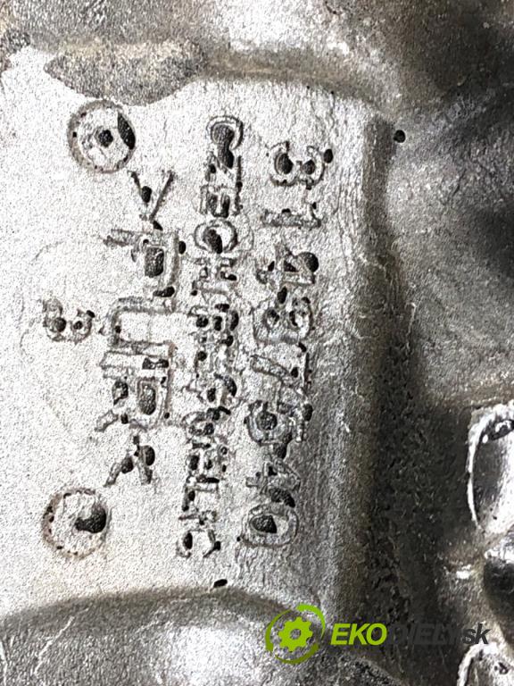 VOLVO V60 I Kombi 2018 110 kW 2.0 D3 1969 kryt motora 31437540 (Kryt motoru )