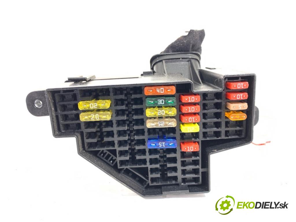 VW GOLF VI liftback 2010 77 kW 1.6 TDI 1598 Skrinka poistková  (Poistková skrinka)