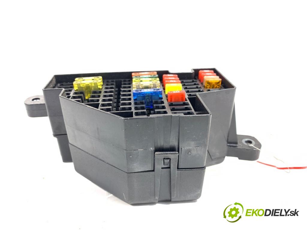 VW GOLF VI liftback 2010 77 kW 1.6 TDI 1598 skříňka poistková  (Pojistková skříňka)