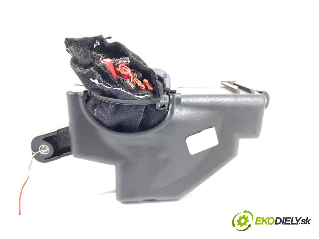 VW GOLF VI liftback 2010 77 kW 1.6 TDI 1598 skříňka poistková  (Pojistková skříňka)