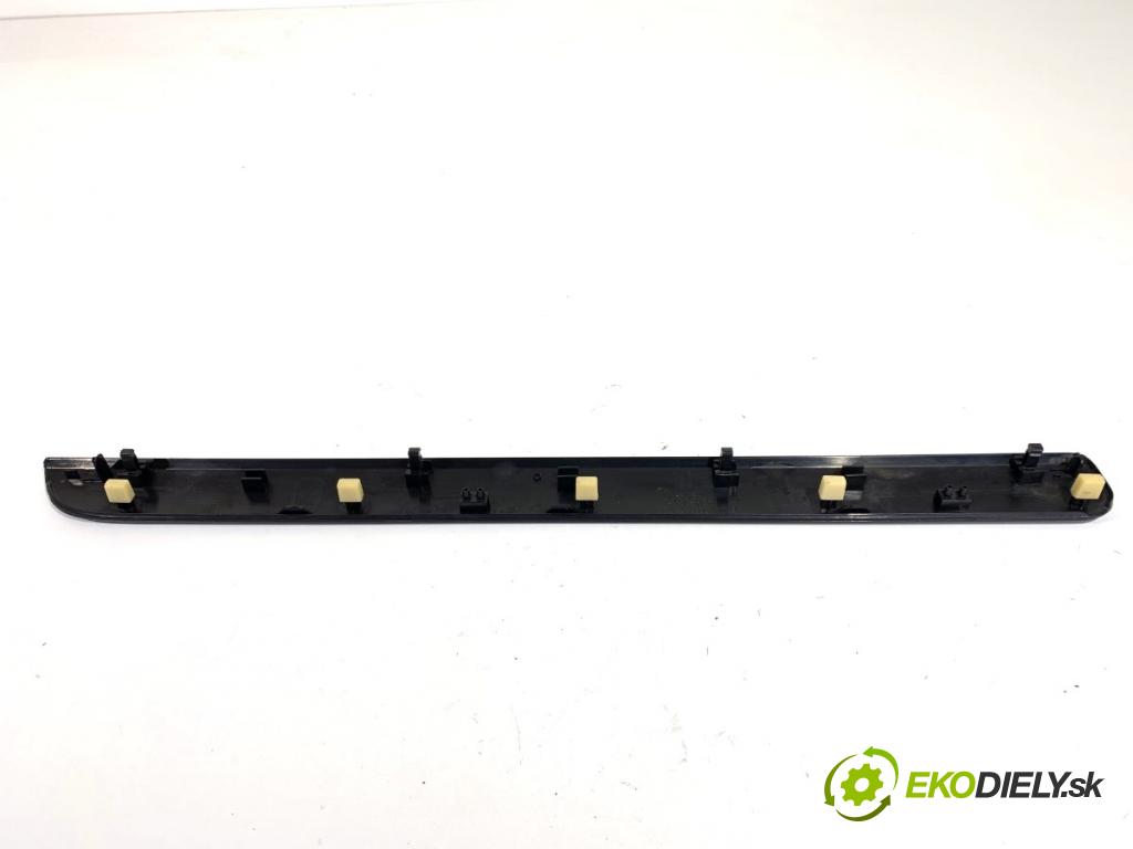 VW GOLF VI liftback 2010 77 kW 1.6 TDI 1598 lišty kryt 5K1858415B (Lišta)