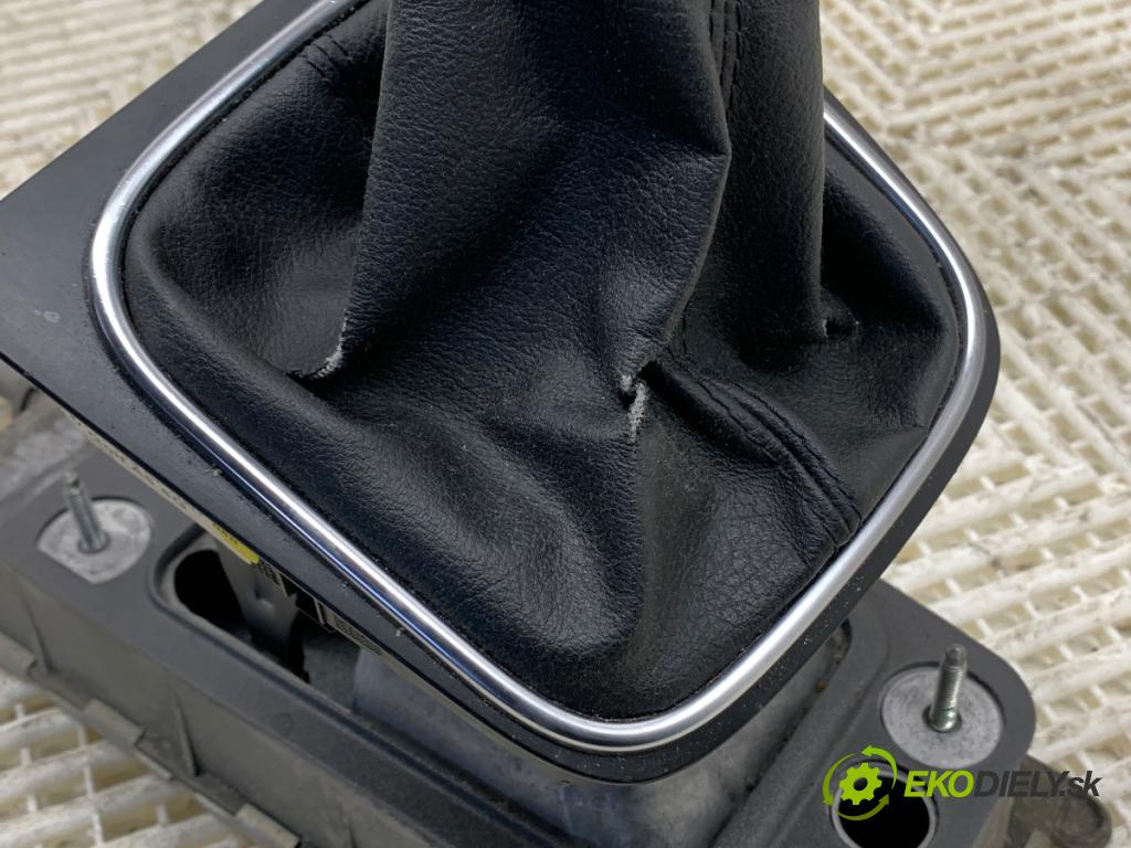 VW GOLF VI liftback 2010 77 kW 1.6 TDI 1598 Kulisa 1K0711049CH (Rýchlostná páka (kulisa))