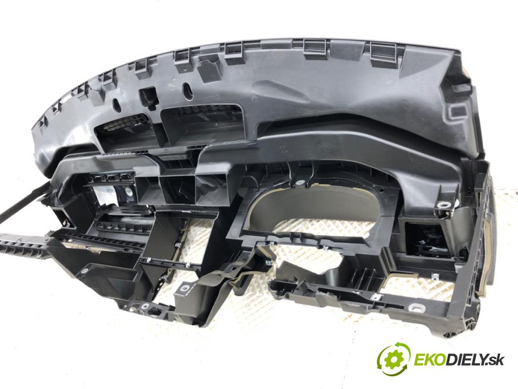 VW GOLF VI liftback 2010 77 kW 1.6 TDI 1598 Palubná doska 5N0010718F (Palubná doska)