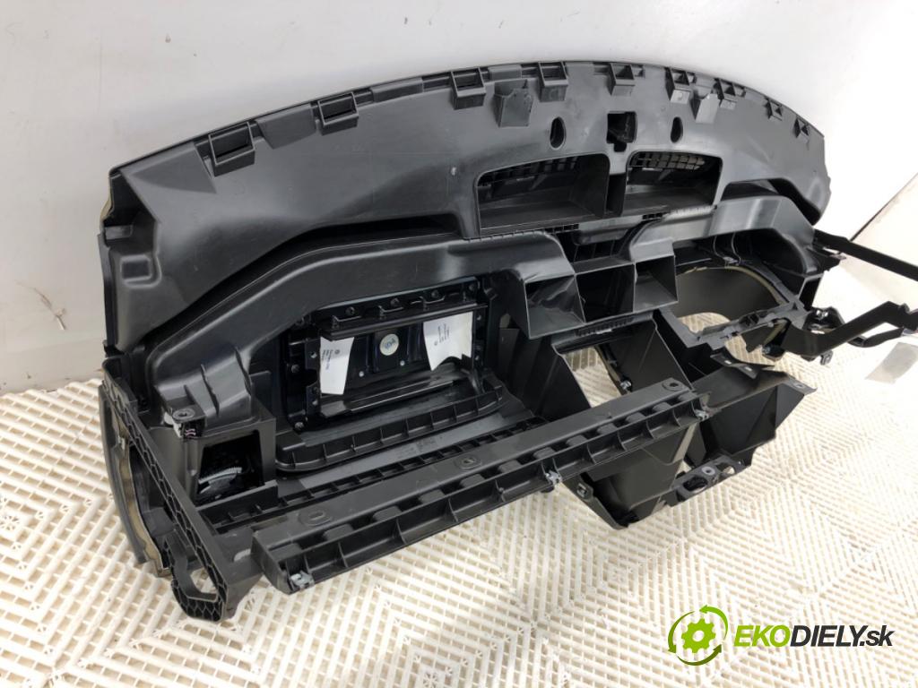 VW GOLF VI liftback 2010 77 kW 1.6 TDI 1598 Palubná doska 5N0010718F (Palubná doska)