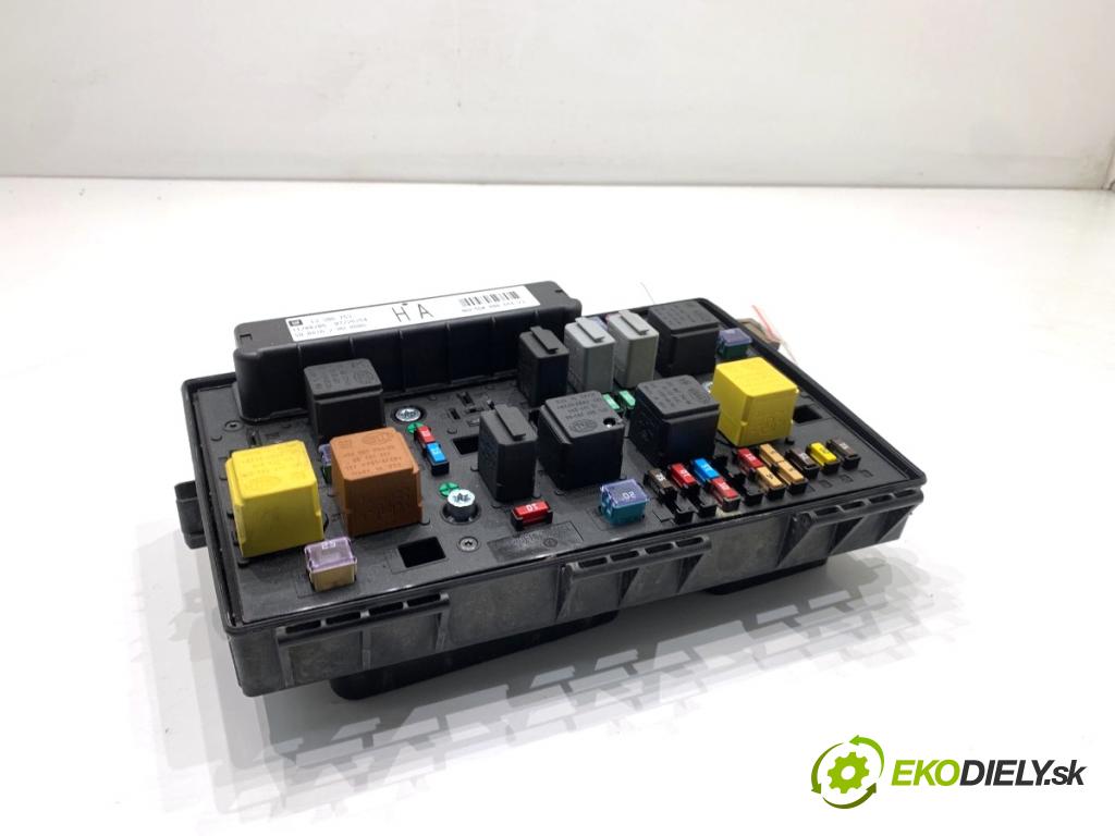 OPEL ZAFIRA B nadwozie wielkoprzestrzenne (MPV) 2005 77 kW 1.6 (M75) 1598 Skrinka poistková 13206753HA (Poistková skrinka)