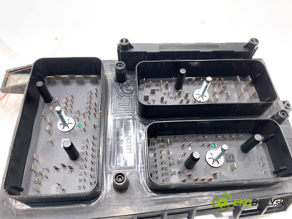 OPEL ZAFIRA B nadwozie wielkoprzestrzenne (MPV) 2005 77 kW 1.6 (M75) 1598 Skrinka poistková 13206753HA (Poistková skrinka)