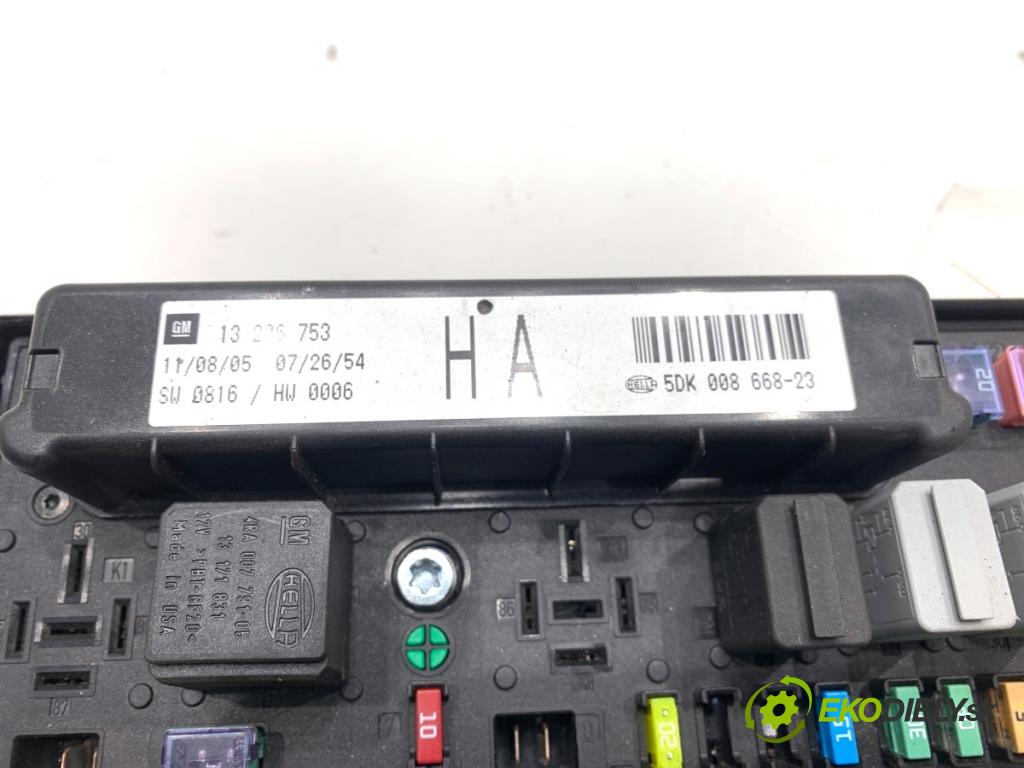 OPEL ZAFIRA B nadwozie wielkoprzestrzenne (MPV) 2005 77 kW 1.6 (M75) 1598 Skrinka poistková 13206753HA (Poistková skrinka)