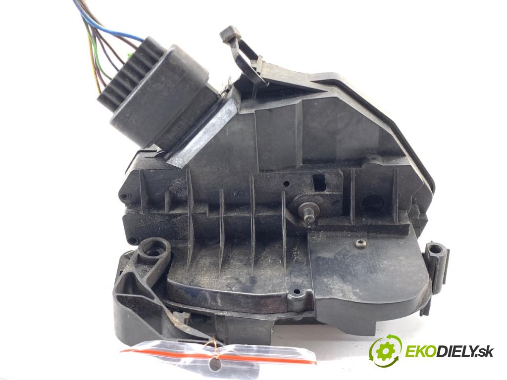 FORD FIESTA MK7 liftback 2009 60 kW 1.25 1242 zámok Dvere ľavy predný 8A6A-A21813-AD