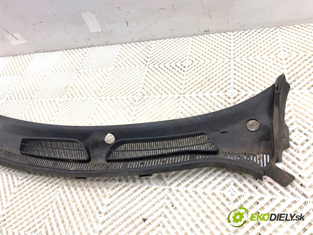 FORD FIESTA MK7 liftback 2009 60 kW 1.25 1242 Torpédo, plast pod čelné okno 8A61-A02216-AD (Torpédo (plast pod čelným sklom))