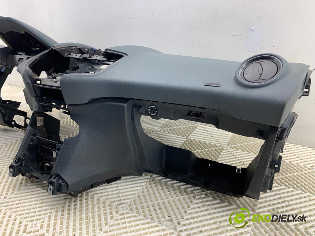 FORD FIESTA MK7 liftback 2009 60 kW 1.25 1242 Palubná doska  (Palubná doska)