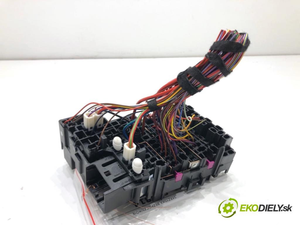 AUDI Q3 II SUV 2021 110 kW 35 TFSI Mild Hybrid 1498 skříňka poistková 5Q0937615C (Pojistková skříňka)