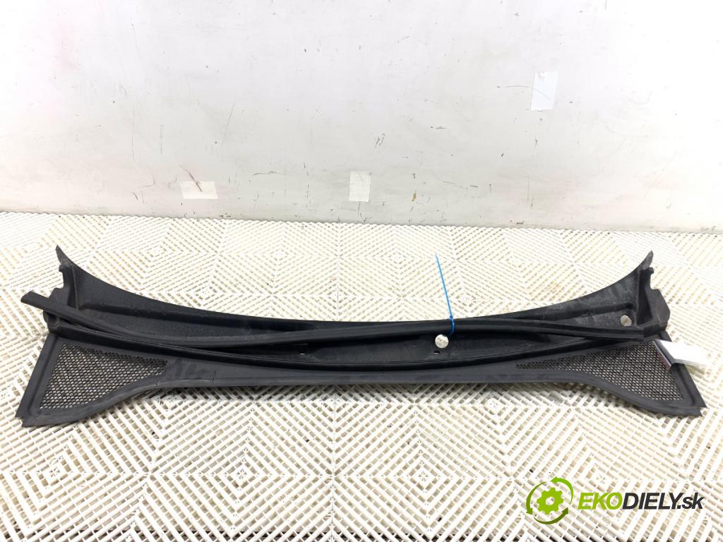 AUDI Q3 II SUV 2021 110 kW 35 TFSI Mild Hybrid 1498 Torpédo, plast pod čelné okno  (Torpédo (plast pod čelným sklom))