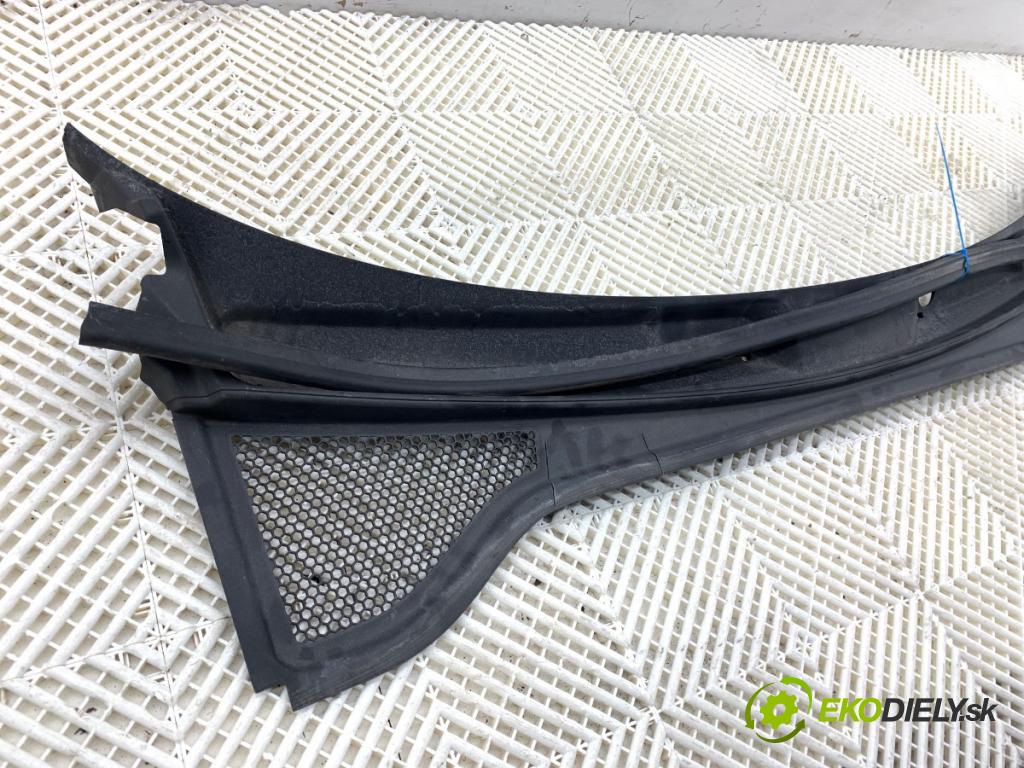 AUDI Q3 II SUV 2021 110 kW 35 TFSI Mild Hybrid 1498 Torpédo, plast pod čelné okno  (Torpédo (plast pod čelným sklom))