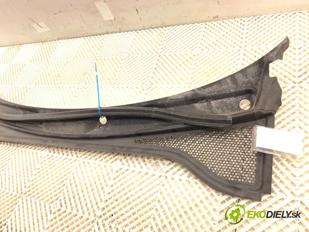 AUDI Q3 II SUV 2021 110 kW 35 TFSI Mild Hybrid 1498 Torpédo, plast pod čelné okno  (Torpédo (plast pod čelným sklom))