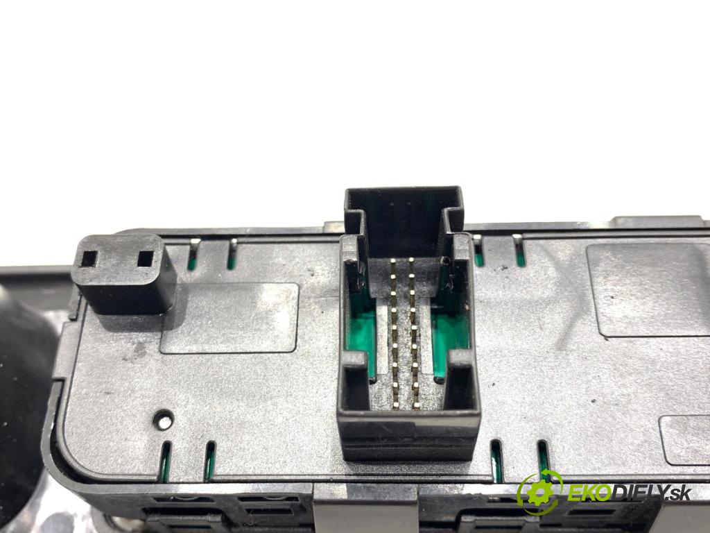 PEUGEOT 207 Kombi 2008 88 kW 1.6 16V 1598 Prepínač okien  (Prepínacie páčky pod volantom)