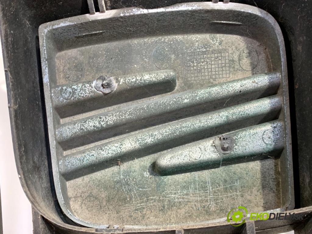 SEAT LEON II liftback 2005 77 kW 1.9 TDI 1896 mřížka maska  (Přední mřížka (maska chladiče))