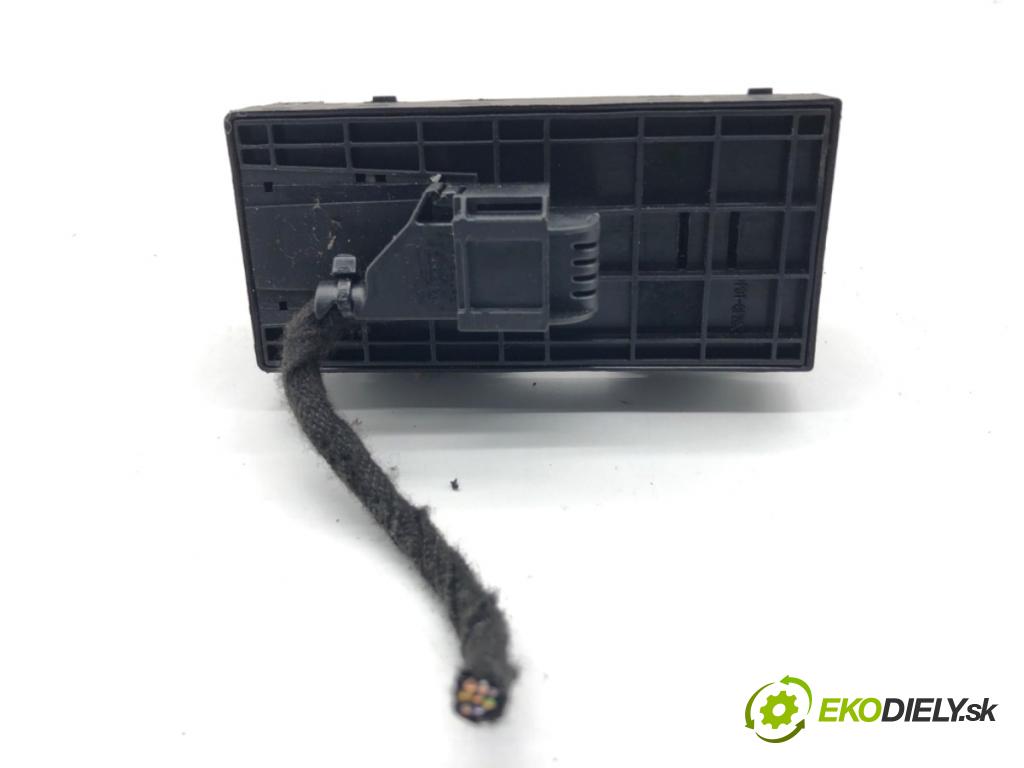 AUDI A4 B6 sedan 2002 74 kW 1.9 TDI 1896 Prepínač okien  (Prepínacie páčky pod volantom)