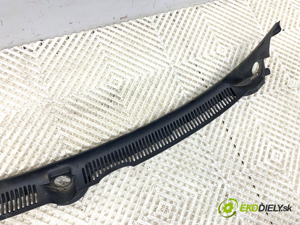 AUDI A4 B6 sedan 2002 74 kW 1.9 TDI 1896 torpédo plast pod čelní okno 8E1819403 (Plast pod čelním sklem)