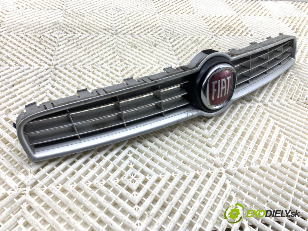 FIAT BRAVO II liftback 2010 103 kW 1.4 16V (198AXS1B) 1368 mřížka maska 735414652 (Přední mřížka (maska chladiče))