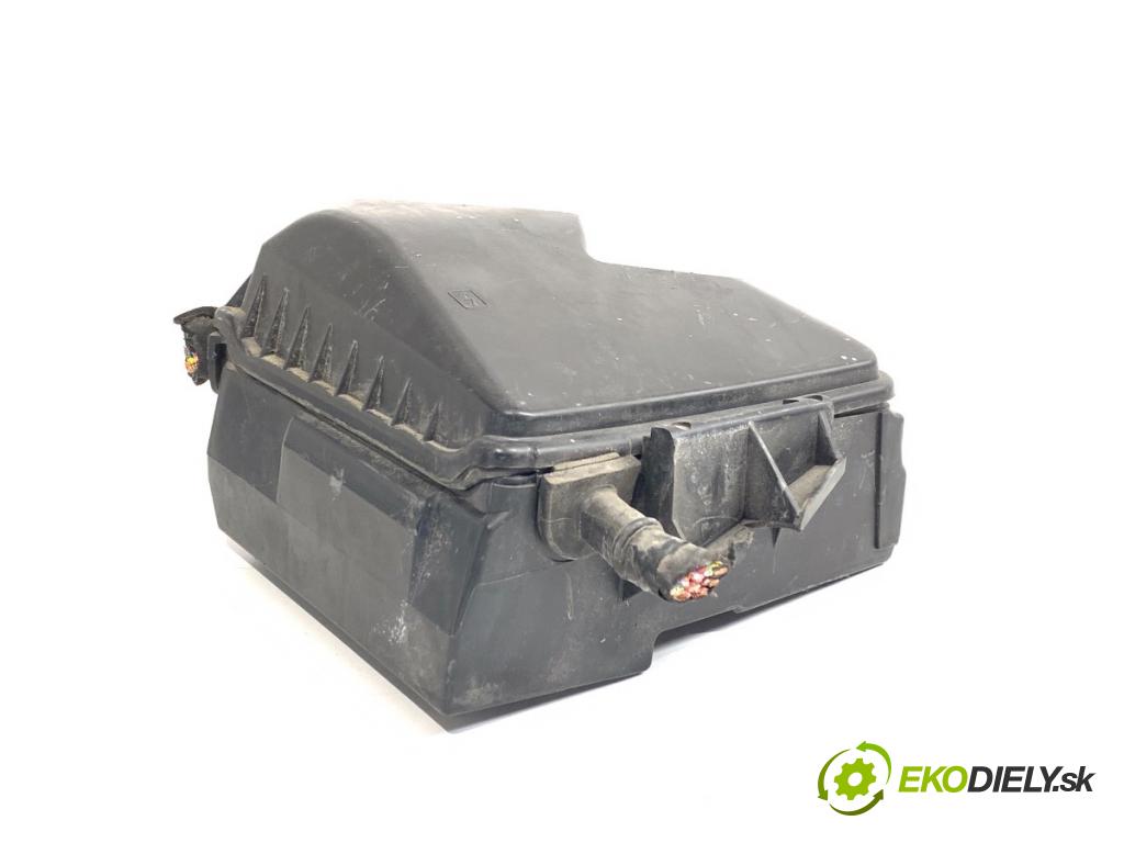RENAULT CLIO III liftback 2007 55 kW 1.2 16V (BR02, BR0J, BR11, CR02, CR0J, CR11) 1149 skříňka poistková  (Pojistková skříňka)