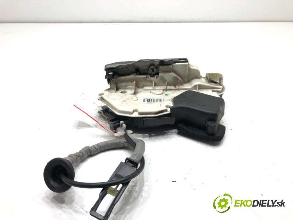 VW POLO V liftback 2010 55 kW 1.2 TDI 1199 zámok Dvere pravy predný 5K2837016B