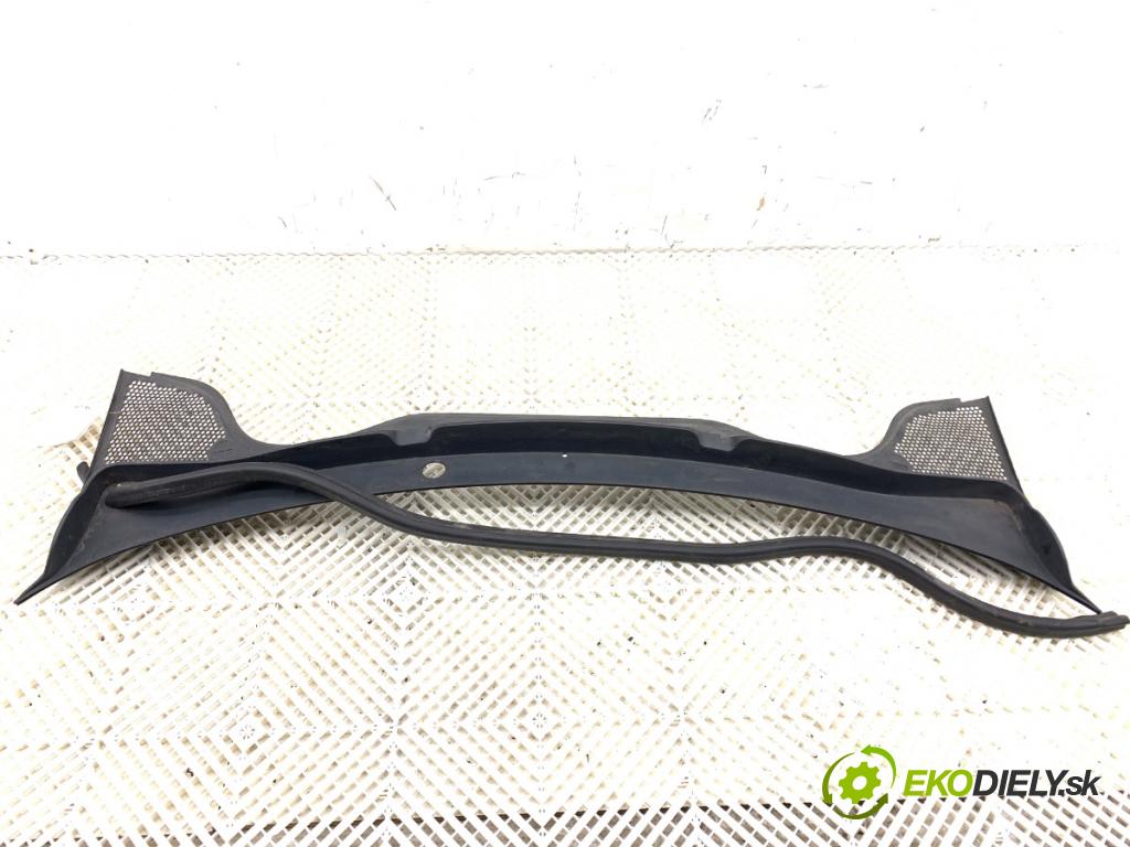 VW POLO V liftback 2010 55 kW 1.2 TDI 1199 Torpédo, plast pod čelné okno  (Torpédo (plast pod čelným sklom))