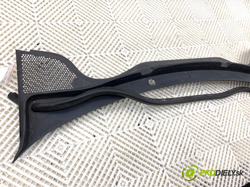 VW POLO V liftback 2010 55 kW 1.2 TDI 1199 Torpédo, plast pod čelné okno  (Torpédo (plast pod čelným sklom))