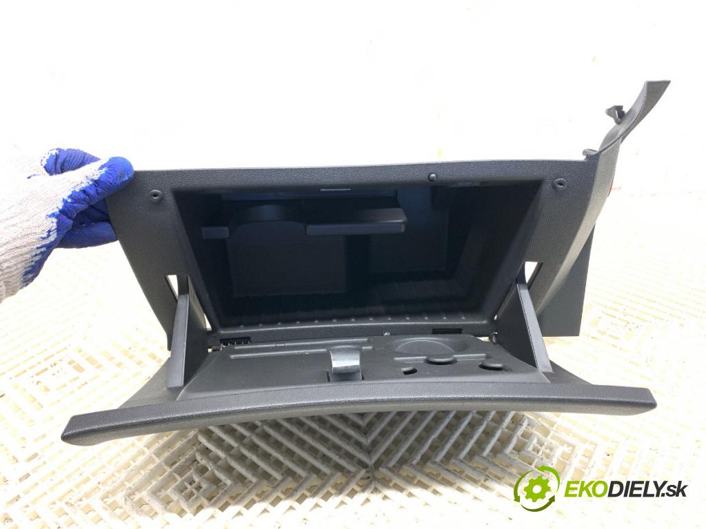 OPEL CORSA D liftback 2012 74 kW 1.4 (L08, L68) 1398 Priehradka, kastlík spolujazdca 13205097 (Priehradka (kastlík))