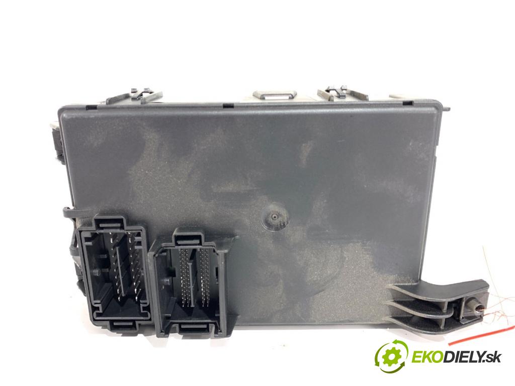 OPEL CORSA D liftback 2012 74 kW 1.4 (L08, L68) 1398 modul BSI 13382214 (Pojistková skříňka)