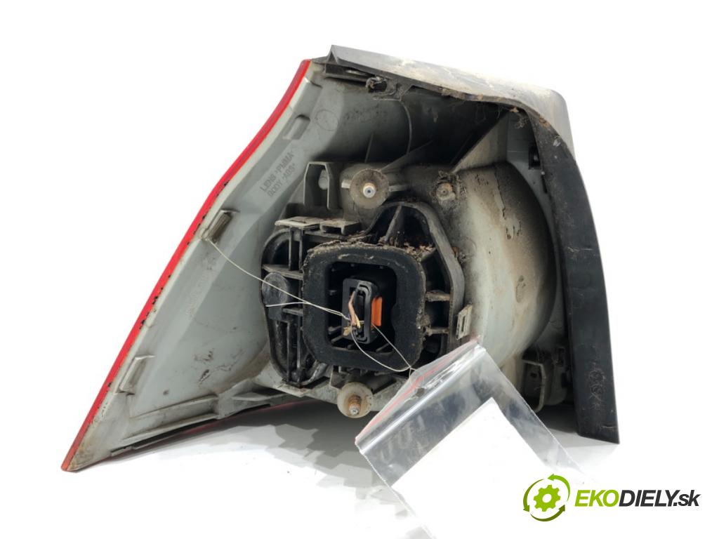 VW GOLF V liftback 2004 55 kW 1.4 16V 1390 Svetlo pravy zad