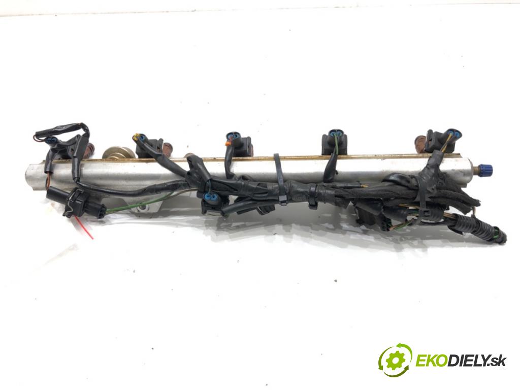 VOLVO V70 II Kombi 2001 147 kW 2.4 T 2435 Lišta vstrekovacia  (Vstrekovacia lišta)