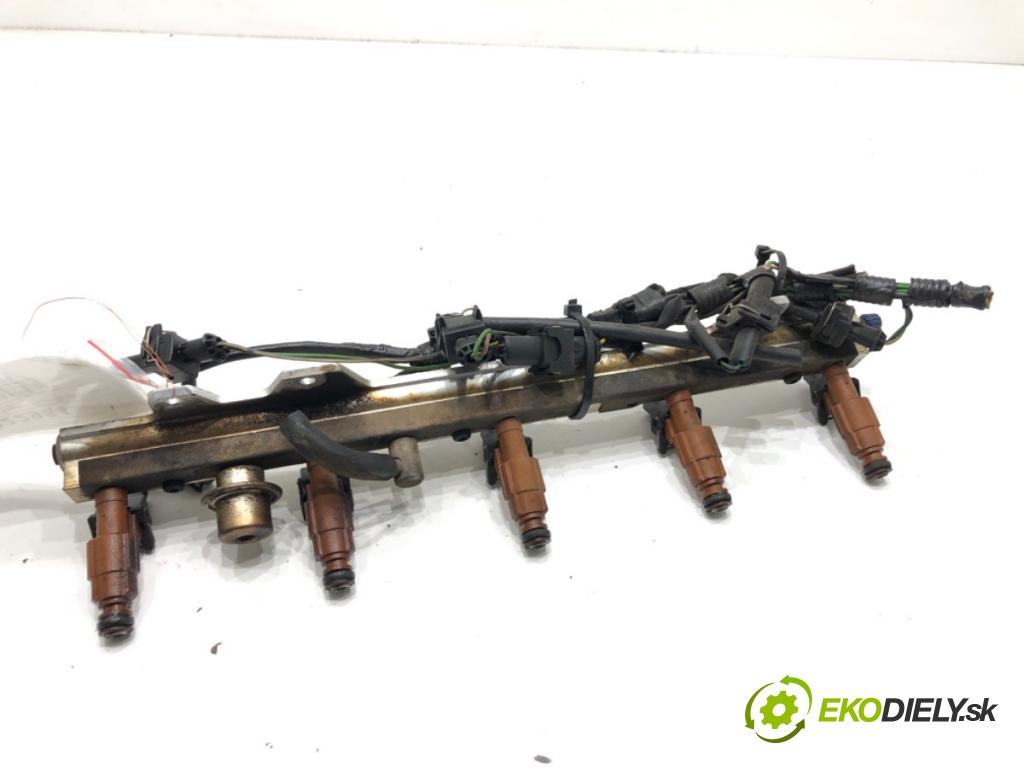 VOLVO V70 II Kombi 2001 147 kW 2.4 T 2435 Lišta vstrekovacia  (Vstrekovacia lišta)