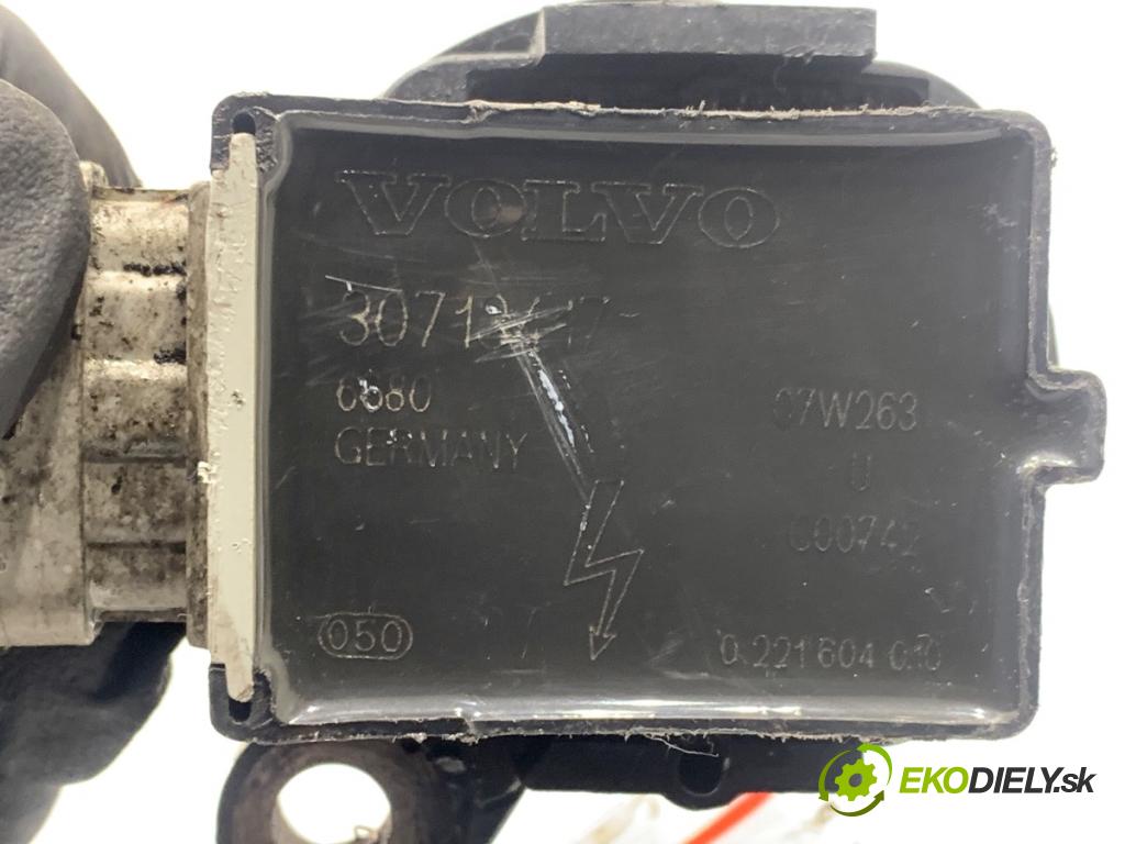 VOLVO V70 II Kombi 2001 147 kW 2.4 T 2435 cívka zapalovací 30713417 (Zážehová cívka)