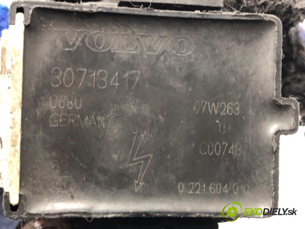 VOLVO V70 II Kombi 2001 147 kW 2.4 T 2435 cívka zapalovací 30713417 (Zážehová cívka)