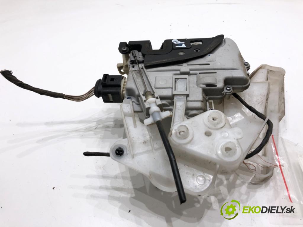 VW PASSAT B7 sedan 2013 103 kW 2.0 TDI 1968 zámok Dvere ľavy predný 3C1837015A
