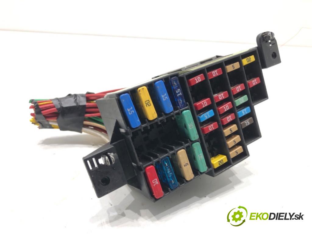 DACIA DUSTER SUV 2011 77 kW 1.6 16V 1598 skříňka poistková 240180310R (Pojistková skříňka)