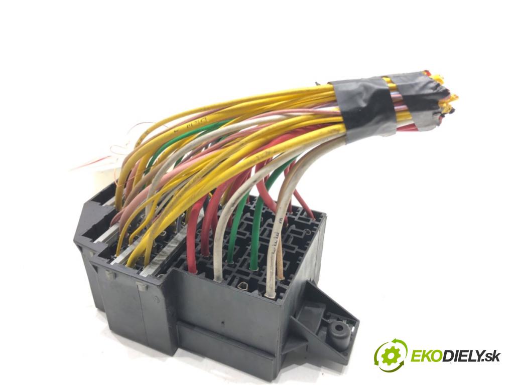 DACIA DUSTER SUV 2011 77 kW 1.6 16V 1598 skříňka poistková 240180310R (Pojistková skříňka)