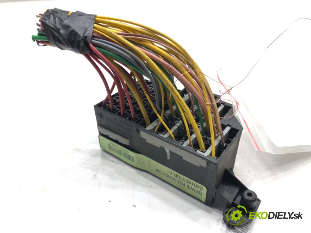 DACIA DUSTER SUV 2011 77 kW 1.6 16V 1598 skříňka poistková 240180310R (Pojistková skříňka)