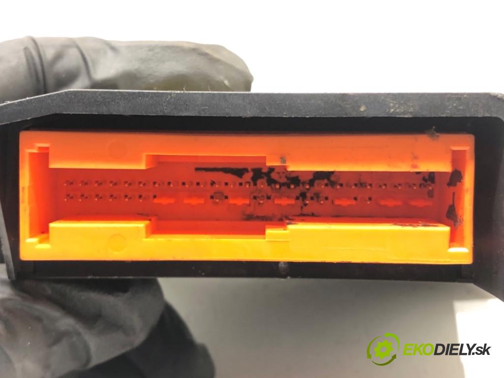 DACIA DUSTER SUV 2011 77 kW 1.6 16V 1598 senzor airbag 8201163304 (Snímač)