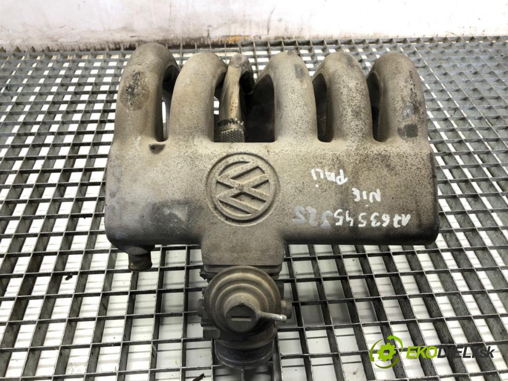 VW LT 28 35 Autobus 1997 55 kW 2.5 SDI 2461 potrubí sání 074129713N (Sací potrubí)