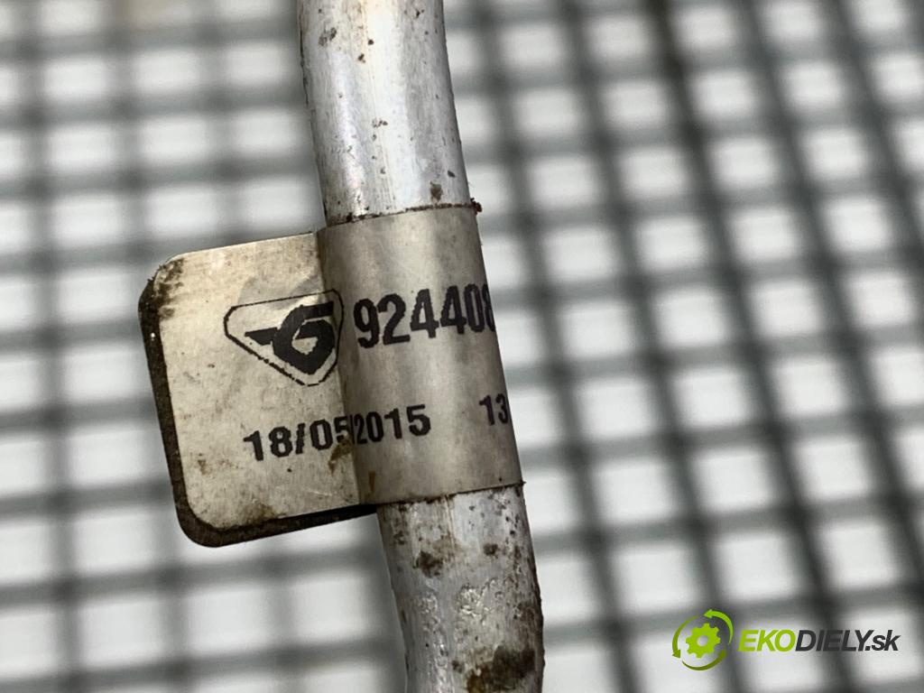RENAULT MEGANE III Kombi 2011 81 kW 1.6 16V (KZ0U, KZ1B, KZ1U) 1598 rúrka klimatizace 924408507R (Trubka klimatizace)