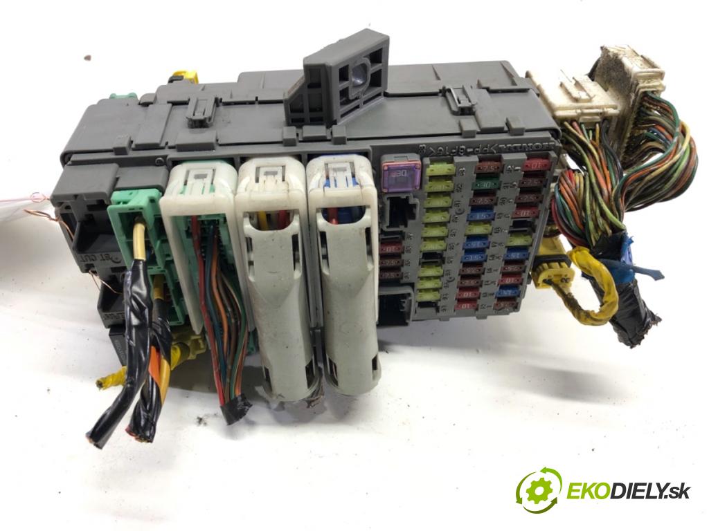 HONDA CR-V III SUV 2008 103 kW 2.2 i-CTDi 4WD (RE6) 2204 Skrinka poistková 52575LM (Poistková skrinka)