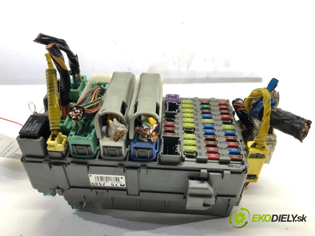 HONDA CR-V III SUV 2008 103 kW 2.2 i-CTDi 4WD (RE6) 2204 Skrinka poistková 52575LM (Poistková skrinka)