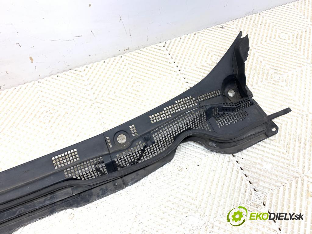 HONDA CR-V III SUV 2008 103 kW 2.2 i-CTDi 4WD (RE6) 2204 torpédo plast pod čelní okno  (Plast pod čelním sklem)