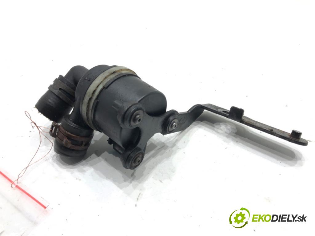 VW PASSAT B7 sedan 2013 103 kW 2.0 TDI 1968 DALŠÍ: pumpa vody 5N0965561A (Vodní pumpa)