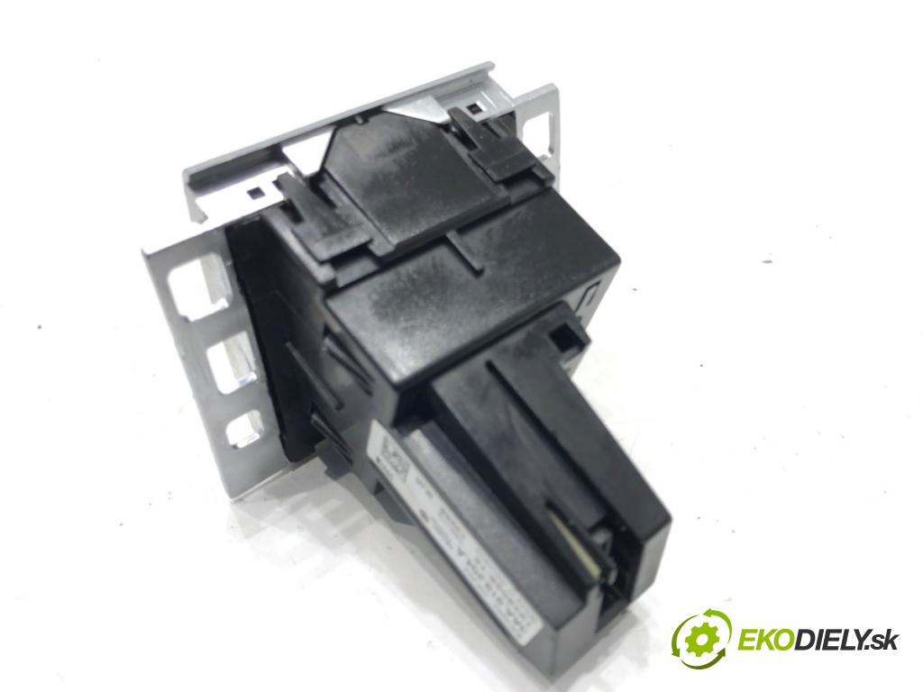 VW PASSAT B7 sedan 2013 103 kW 2.0 TDI 1968 Displej 3AA919204A (Prístrojová doska)