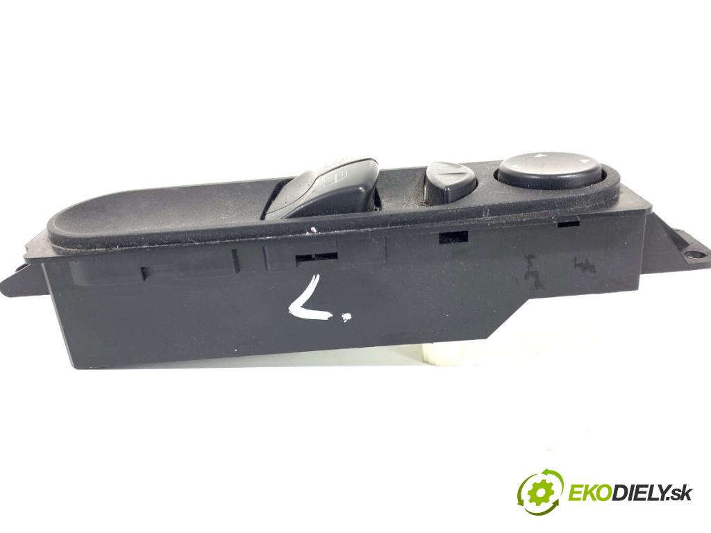 VW CRAFTER 30 50 Platforma / podwozie 2015 80 kW 2.0 TDI 1968 Prepínač okien 9065451213 (Prepínacie páčky pod volantom)